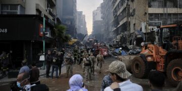 Equipos de rescate trabajan el barrio de Mazraa, en Beirut, una de las zonas golpeadas por los bombardeos israelíes contra el Líbano tras el anuncio de una tregua en Medio Oriente, y que causaron centenares de muertos y heridos. Foto: Edgar Gutiérrez / EFE.