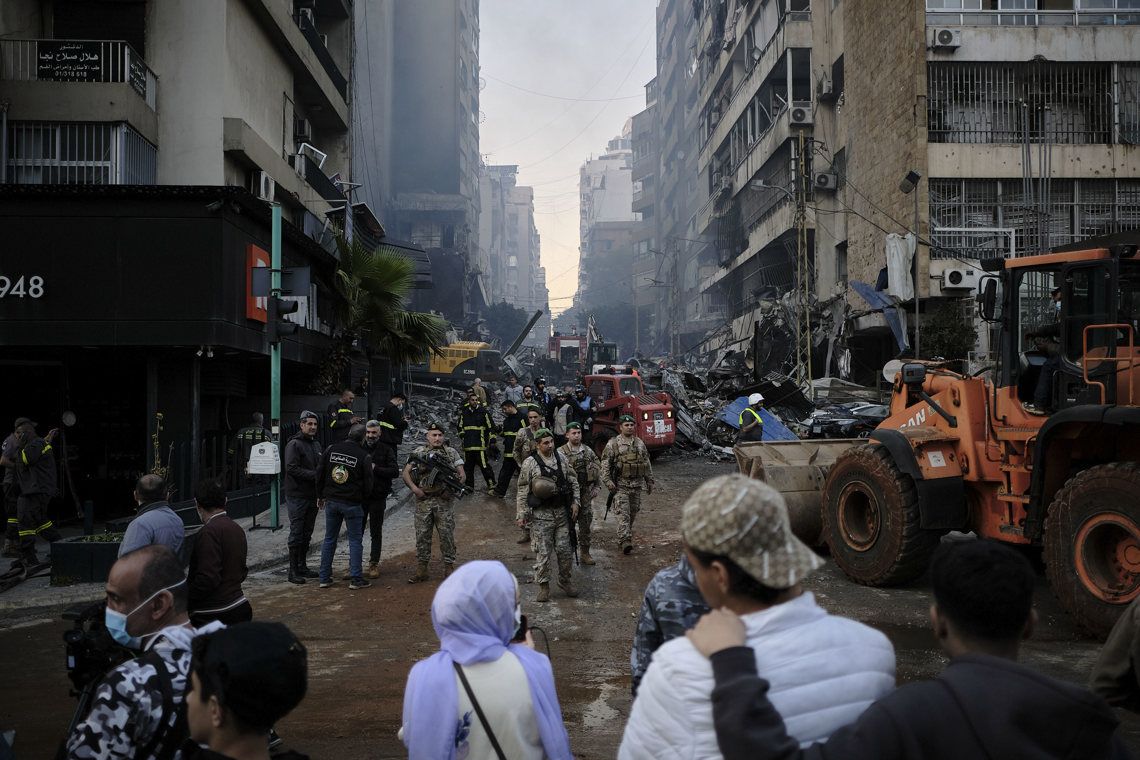 Equipos de rescate trabajan el barrio de Mazraa, en Beirut, una de las zonas golpeadas por los bombardeos israelíes contra el Líbano tras el anuncio de una tregua en Medio Oriente, y que causaron centenares de muertos y heridos. Foto: Edgar Gutiérrez / EFE.