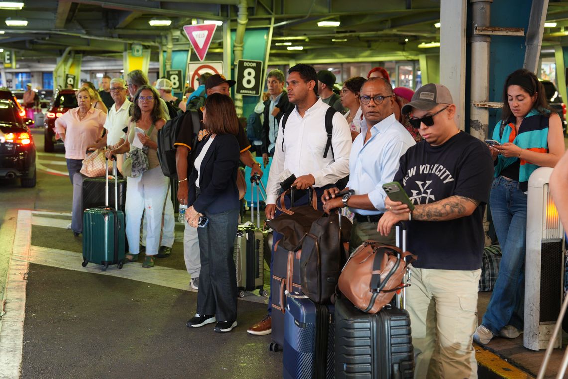 El primer vuelo comercial directo procedente de Venezuela en siete años aterrizó en el Aeropuerto Internacional de Miami. Foto: Alberto Boal / EFE.