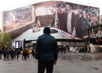 Mojtaba Jamenei dirige la batalla contra Israel y EE.UU según la narrativa en una valla en Teherán. Foto: EFE