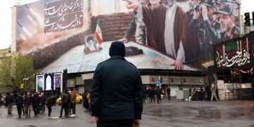 Mojtaba Jamenei dirige la batalla contra Israel y EE.UU según la narrativa en una valla en Teherán. Foto: EFE