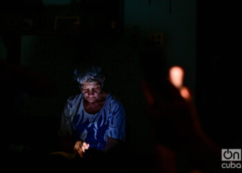 Una anciana en medio de un apagón en Cuba. Foto: Kaloian / Archivo.