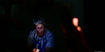 Una anciana en medio de un apagón en Cuba. Foto: Kaloian / Archivo.