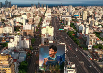 Imagen de archivo de un mural de Diego Armando Maradona en Buenos Aires, Argentina. Foto: Juan Ignacio Roncoroni / EFE / Archivo.