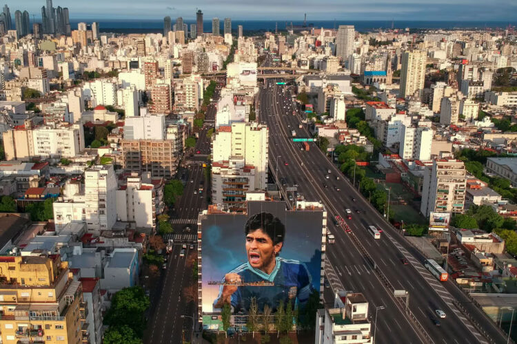 Imagen de archivo de un mural de Diego Armando Maradona en Buenos Aires, Argentina. Foto: Juan Ignacio Roncoroni / EFE / Archivo.