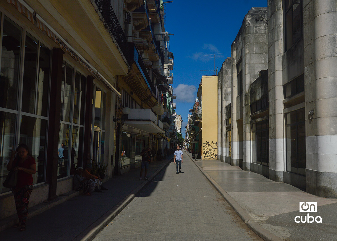 Apenas se ven personas en la Calle Obispo, en La Habana Vieja. Foto: Otmaro Rodríguez.