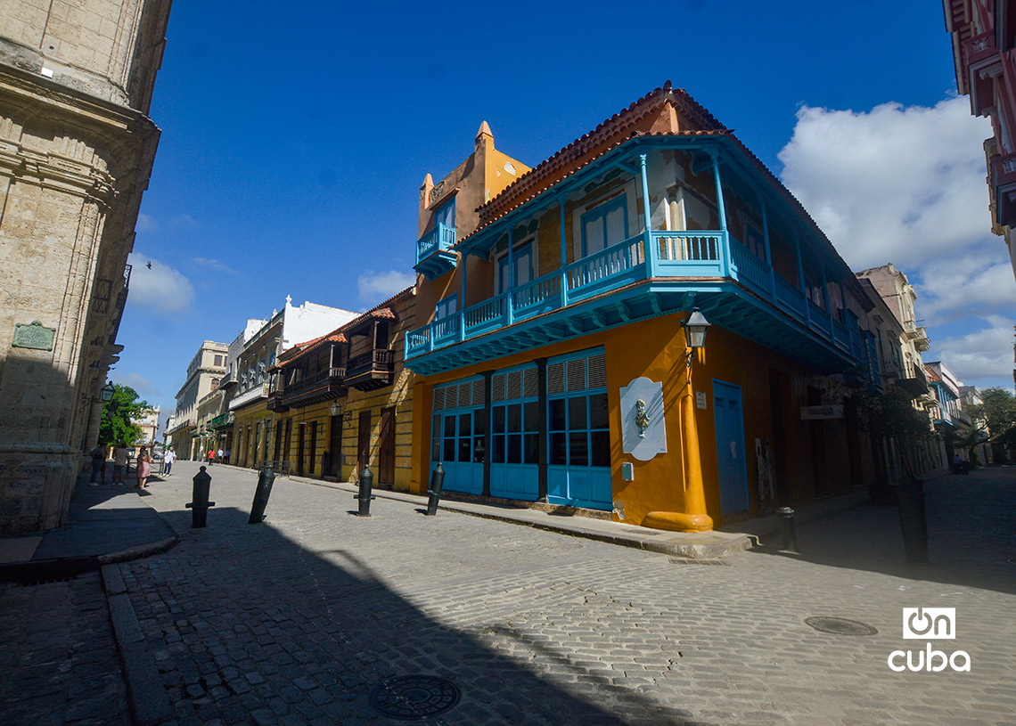 Apenas se ven personas en la Calle Obispo, en La Habana Vieja. Foto: Otmaro Rodríguez.