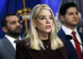 Fotografía de archivo de noviembre de 2025 que muestra a la entonces secretaria de Justicia de Estados Unidos, Pam Bondi, recién destituida por Donald Trump. Foto: Will Oliver / EFE / Archivo.