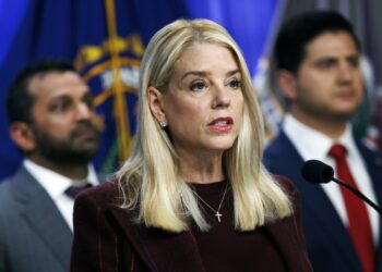 Fotografía de archivo de noviembre de 2025 que muestra a la entonces secretaria de Justicia de Estados Unidos, Pam Bondi, recién destituida por Donald Trump. Foto: Will Oliver / EFE / Archivo.