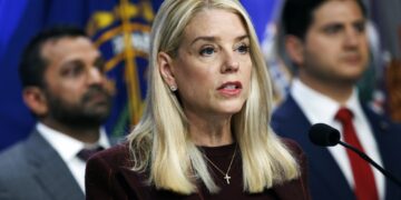 Fotografía de archivo de noviembre de 2025 que muestra a la entonces secretaria de Justicia de Estados Unidos, Pam Bondi, recién destituida por Donald Trump. Foto: Will Oliver / EFE / Archivo.