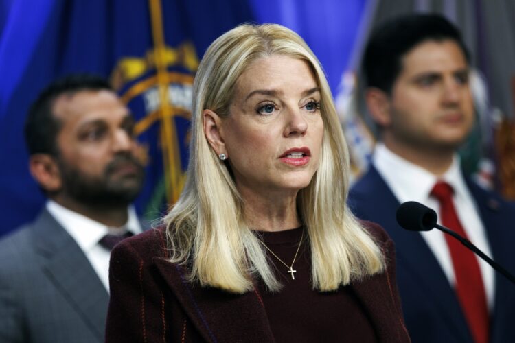 Fotografía de archivo de noviembre de 2025 que muestra a la entonces secretaria de Justicia de Estados Unidos, Pam Bondi, recién destituida por Donald Trump. Foto: Will Oliver / EFE / Archivo.