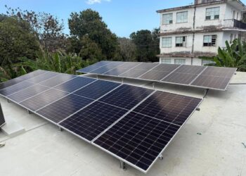 Paneles solares en techo doméstico. Foto:  Facebook