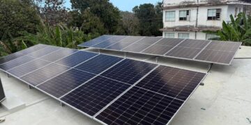 Paneles solares en techo doméstico. Foto:  Facebook