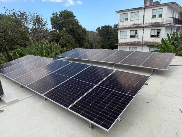 Paneles solares en techo doméstico. Foto:  Facebook