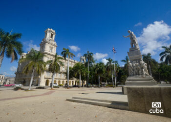 El Parque Central, en La Habana Vieja, otrora siempre concurrido de caminantes y turistas, ahora mayormente vacío. Foto: Otmaro Rodríguez.