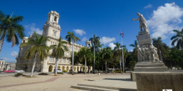 El Parque Central, en La Habana Vieja, otrora siempre concurrido de caminantes y turistas, ahora mayormente vacío. Foto: Otmaro Rodríguez.