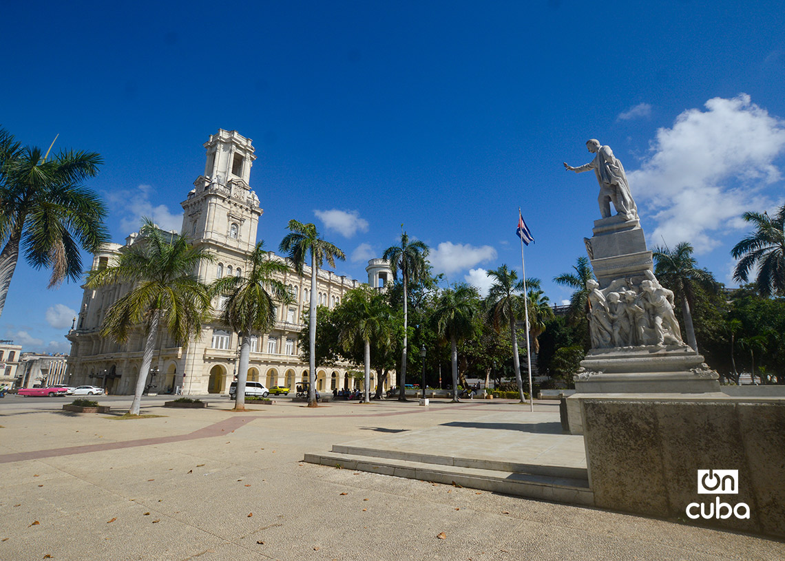 El Parque Central, en La Habana Vieja, otrora siempre concurrido de caminantes y turistas, ahora mayormente vacío. Foto: Otmaro Rodríguez.