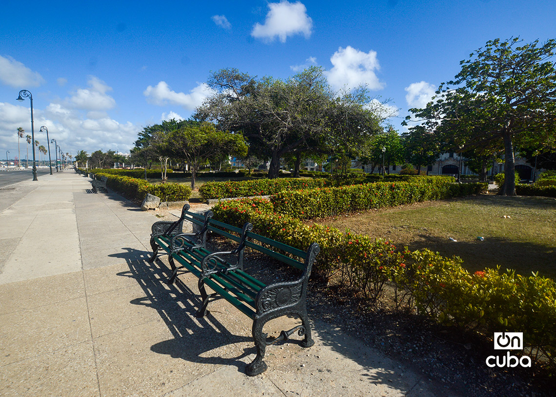 Parque José de la Luz y Caballero, en La Habana Vieja, sin personas descansando o transeúntes. Foto: Otmaro Rodríguez.