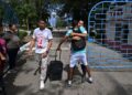 Personas se reencuentran con excarcelados afuera de la prisión de La Lima, este viernes, en La Habana . Foto: EFE /STR
