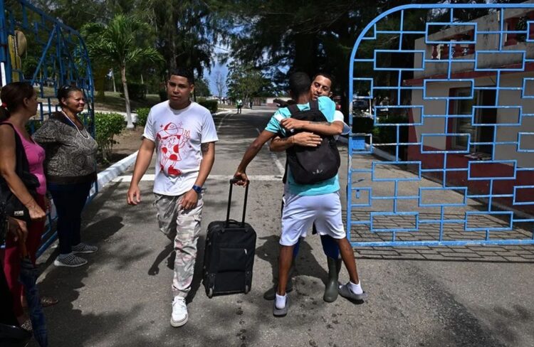 Personas se reencuentran con excarcelados afuera de la prisión de La Lima, este viernes, en La Habana . Foto: EFE /STR