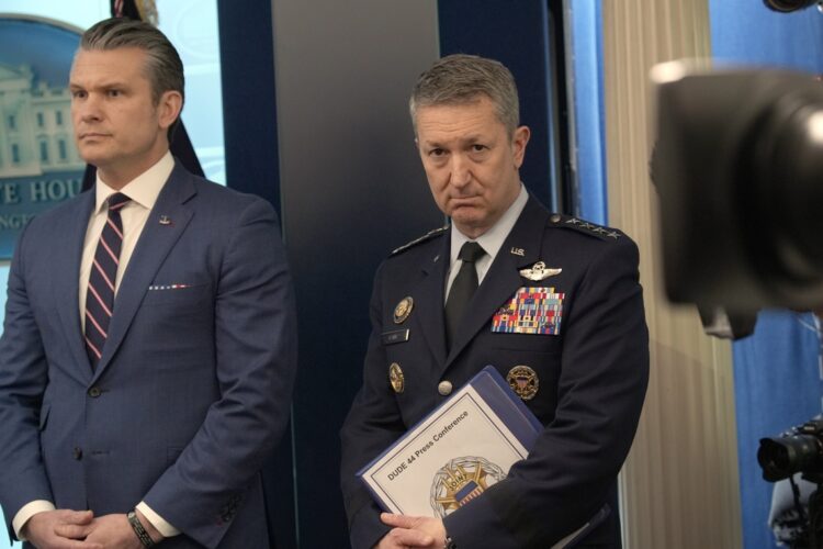 Pete Hegseth y Dan Caine en conferecia de prensa. Foto:YURI GRIPAS/ EFE/EPA/POOL