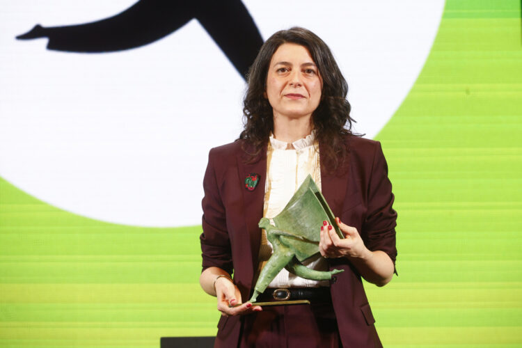 Samantha Schweblin posa para los medios tras proclamarse ganadora del primer Premio Aena de Narrativa Hispanoamericana. Foto: Quique García/EFE.