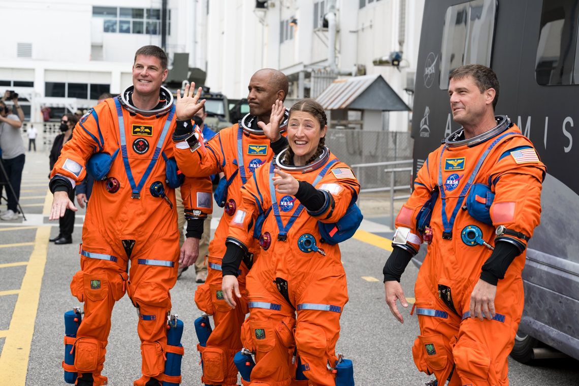 Tripulación de la misión Artemis II. De derecha a izquierda: el comandante Reid Wiseman, la especialista de misión Christina Koch, el piloto Victor Glover, y el astronauta de la Agencia Espacial Canadiense (CSA), el especialista de misión Jeremy Hansen. Foto: Aubrey Gemignani / NASA / EFE.