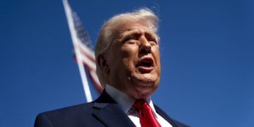 El presidente de EE.UU, Donald Trump, habla con los medios de comunicación antes de partir de la en el jardín de la Casa Blanca, en Washington. Foto: Bonnie Cash / EFE / POOL.