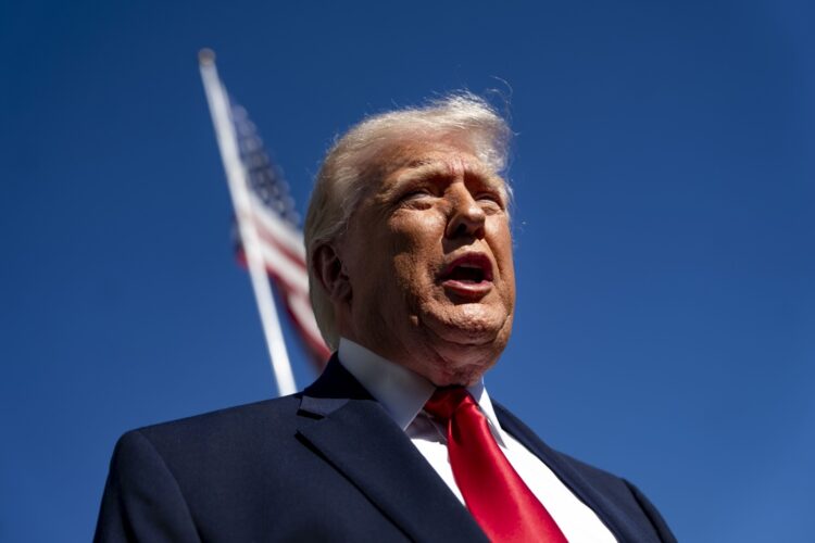 El presidente de EE.UU, Donald Trump, habla con los medios de comunicación antes de partir de la en el jardín de la Casa Blanca, en Washington. Foto: Bonnie Cash / EFE / POOL.