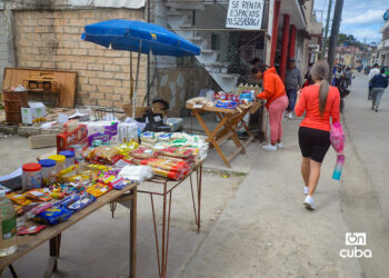 Mujeres en un puesto de venta particular, en La Habana. Foto: Otmaro Rodríguez / Archivo.