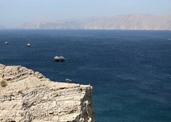 Vista del estrecho de Ormuz, controlado por Irán, por donde transita el 25 % del petróleo y el gas del mundo. Foto: EFE
