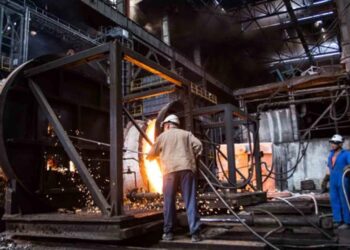Trabajadores en la planta Antillana de Acero, en La Habana. Foto: Yander Zamora / Granma / Archivo.