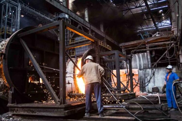 Trabajadores en la planta Antillana de Acero, en La Habana. Foto: Yander Zamora / Granma / Archivo.