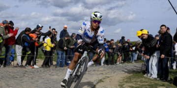 La cubana Arlenis Sierra durante la Clásica París-Roubaix de 2026, en Francia. Foto: @Movistar_Team.