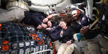 Los cuatro astronautas de Artemis II dentro de la nave Orión. Foto: EFE/ NASA.