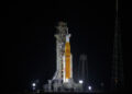 El cohete del Sistema de Lanzamiento Espacial (SLS) y la nave espacial Orion de la misión Artemis II instalados este miércoles sobre una plataforma de lanzamiento móvil en el Complejo de Lanzamiento 39B del Centro Espacial Kennedy en Cabo Cañaveral, Florida. La NASA retransmitirá en español el lanzamiento de la misión Artemis II a la órbita lunar, como alternativa a la emisión oficial en inglés, para que la audiencia hispanohablante pueda seguir de cerca los preparativos del despegue, que tendrá lugar desde Florida. Foto: EFE/Bill Ingalls /NASA.
