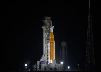 El cohete del Sistema de Lanzamiento Espacial (SLS) y la nave espacial Orion de la misión Artemis II instalados este miércoles sobre una plataforma de lanzamiento móvil en el Complejo de Lanzamiento 39B del Centro Espacial Kennedy en Cabo Cañaveral, Florida. La NASA retransmitirá en español el lanzamiento de la misión Artemis II a la órbita lunar, como alternativa a la emisión oficial en inglés, para que la audiencia hispanohablante pueda seguir de cerca los preparativos del despegue, que tendrá lugar desde Florida. Foto: EFE/Bill Ingalls /NASA.