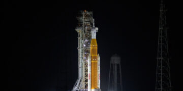 El cohete del Sistema de Lanzamiento Espacial (SLS) y la nave espacial Orion de la misión Artemis II instalados este miércoles sobre una plataforma de lanzamiento móvil en el Complejo de Lanzamiento 39B del Centro Espacial Kennedy en Cabo Cañaveral, Florida. La NASA retransmitirá en español el lanzamiento de la misión Artemis II a la órbita lunar, como alternativa a la emisión oficial en inglés, para que la audiencia hispanohablante pueda seguir de cerca los preparativos del despegue, que tendrá lugar desde Florida. Foto: EFE/Bill Ingalls /NASA.