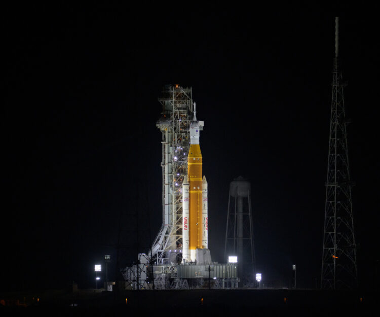 El cohete del Sistema de Lanzamiento Espacial (SLS) y la nave espacial Orion de la misión Artemis II instalados este miércoles sobre una plataforma de lanzamiento móvil en el Complejo de Lanzamiento 39B del Centro Espacial Kennedy en Cabo Cañaveral, Florida. La NASA retransmitirá en español el lanzamiento de la misión Artemis II a la órbita lunar, como alternativa a la emisión oficial en inglés, para que la audiencia hispanohablante pueda seguir de cerca los preparativos del despegue, que tendrá lugar desde Florida. Foto: EFE/Bill Ingalls /NASA.