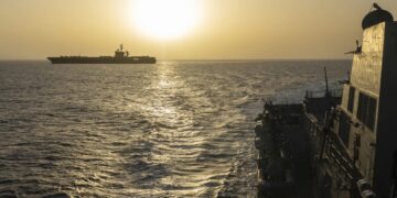 Buque USS Abraham Lincoln (CVN 72) transitando por el mar Arábigo. Foto:  @CENTCOM/EFE.