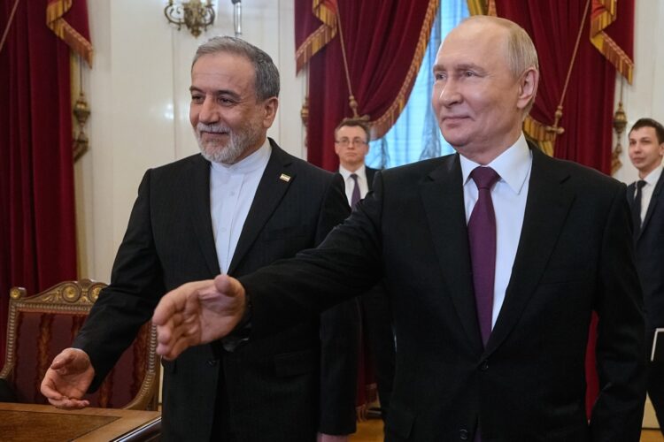 Putin y el canciller iraní Abbas Araghchi este lunes 27 de abril. Foto: DMITRI LOVETSKY/EFE/EPA/ POOL.
