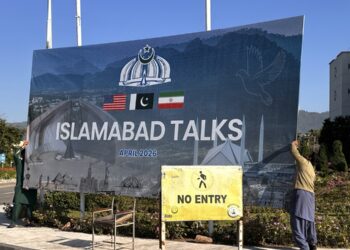 Trabajadores retiran una valla sobre las negociaciones entre Estados Unidos e Irán, tras la conclusión del diálogo sin un acuerdo, en Islamabad, Pakistán. Foto: Sohail Shahzad / EFE / EPA.