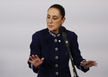 La presidenta de México, Claudia Sheinbaum hace declaraciones a los medios a su llegada este sábado a la Cumbre 'En defensa de la democracia', para unir fuerzas e intentar parar la ola global de extremismo y populismo. Foto: EFE/ Alberto Estévez.