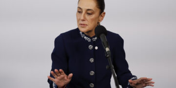 La presidenta de México, Claudia Sheinbaum hace declaraciones a los medios a su llegada este sábado a la Cumbre 'En defensa de la democracia', para unir fuerzas e intentar parar la ola global de extremismo y populismo. Foto: EFE/ Alberto Estévez.