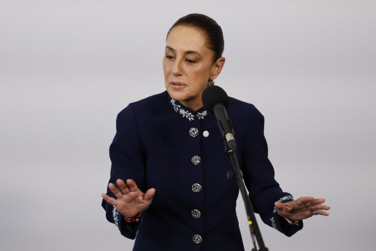 La presidenta de México, Claudia Sheinbaum hace declaraciones a los medios a su llegada este sábado a la Cumbre 'En defensa de la democracia', para unir fuerzas e intentar parar la ola global de extremismo y populismo. Foto: EFE/ Alberto Estévez.