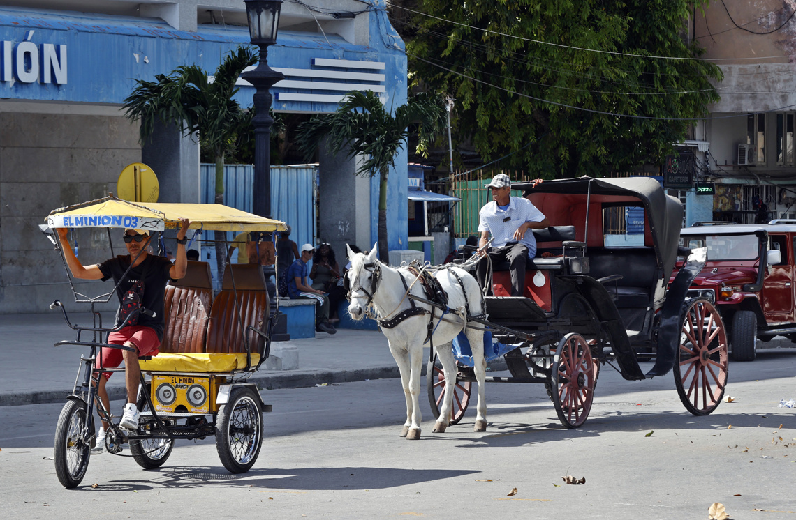 Un coche y un bicitaxi vacíos en La Habana , en medio de la actual crisis energética y la drástica caída del turismo en la isla. Foto: Ernesto Mastrascusa / EFE.