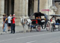 Un coche y un bicitaxi vacíos en La Habana , en medio de la actual crisis energética y la drástica caída del turismo en la isla. Foto: Ernesto Mastrascusa / EFE.