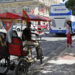 Una persona espera en un bicitaxi la llegada de turistas, en La Habana. Foto:  Ernesto Mastrascusa/EFE.