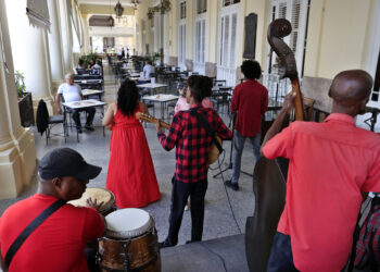 Un grupo musical se presenta en el exterior de un hotel en La Habana, apenas sin turistas. Foto: Ernesto Mastrascusa / EFE.