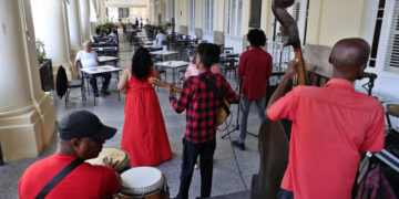Un grupo musical se presenta en el exterior de un hotel en La Habana, apenas sin turistas. Foto: Ernesto Mastrascusa / EFE.